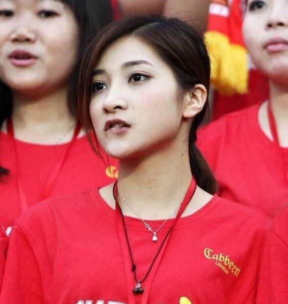 评论片中的重确级人物史酷比是美国卡通界响当当的号，其不俗魅力是可以比肩米老鼠和大力水手但史酷比在本片中却为4个青春偶像跑起了龙套，似乎有损于形象。